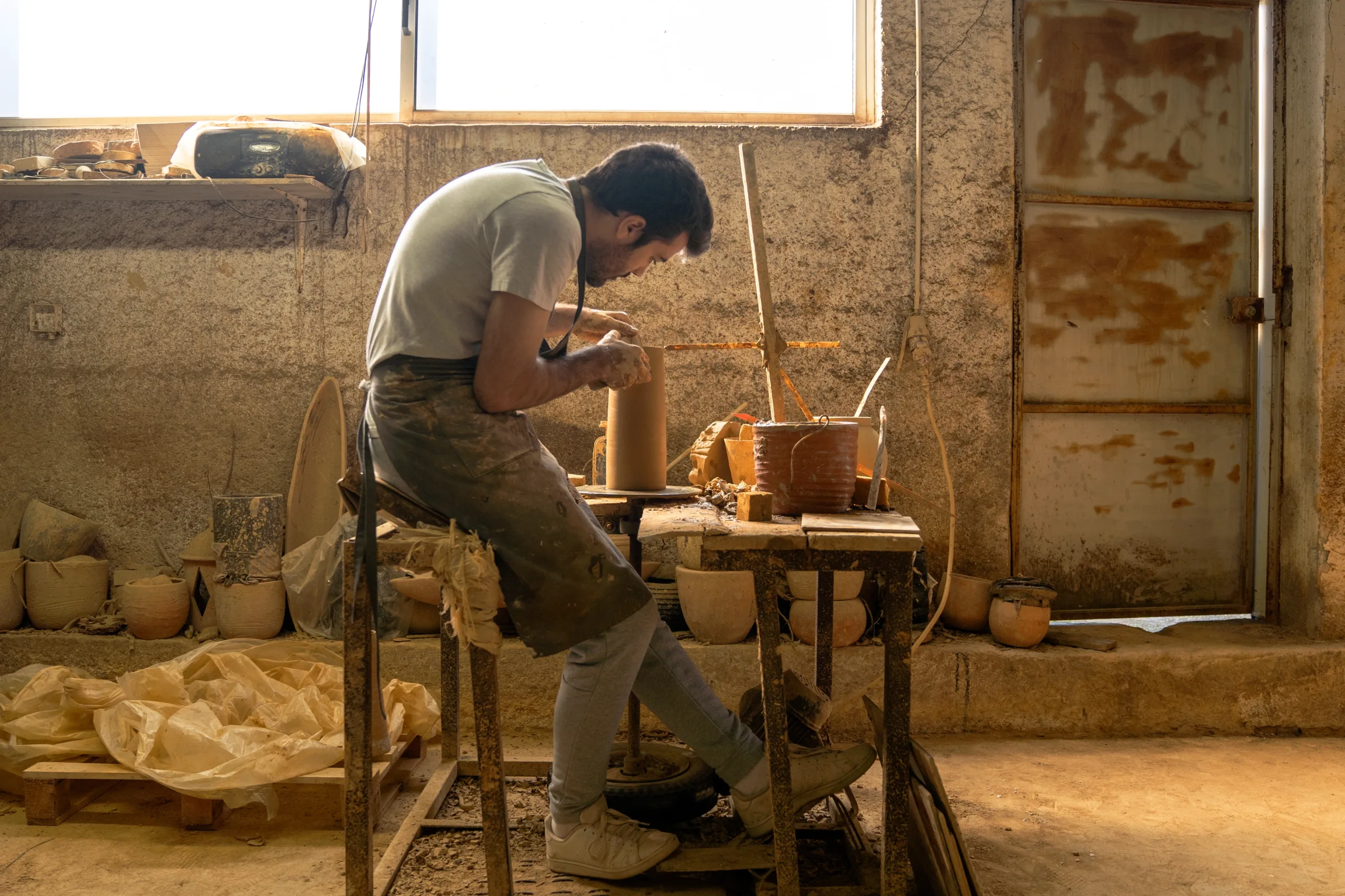 Création artisanale au Portugal – Fuko Artisan portugais façonnant une pièce en céramique à la main dans son atelier