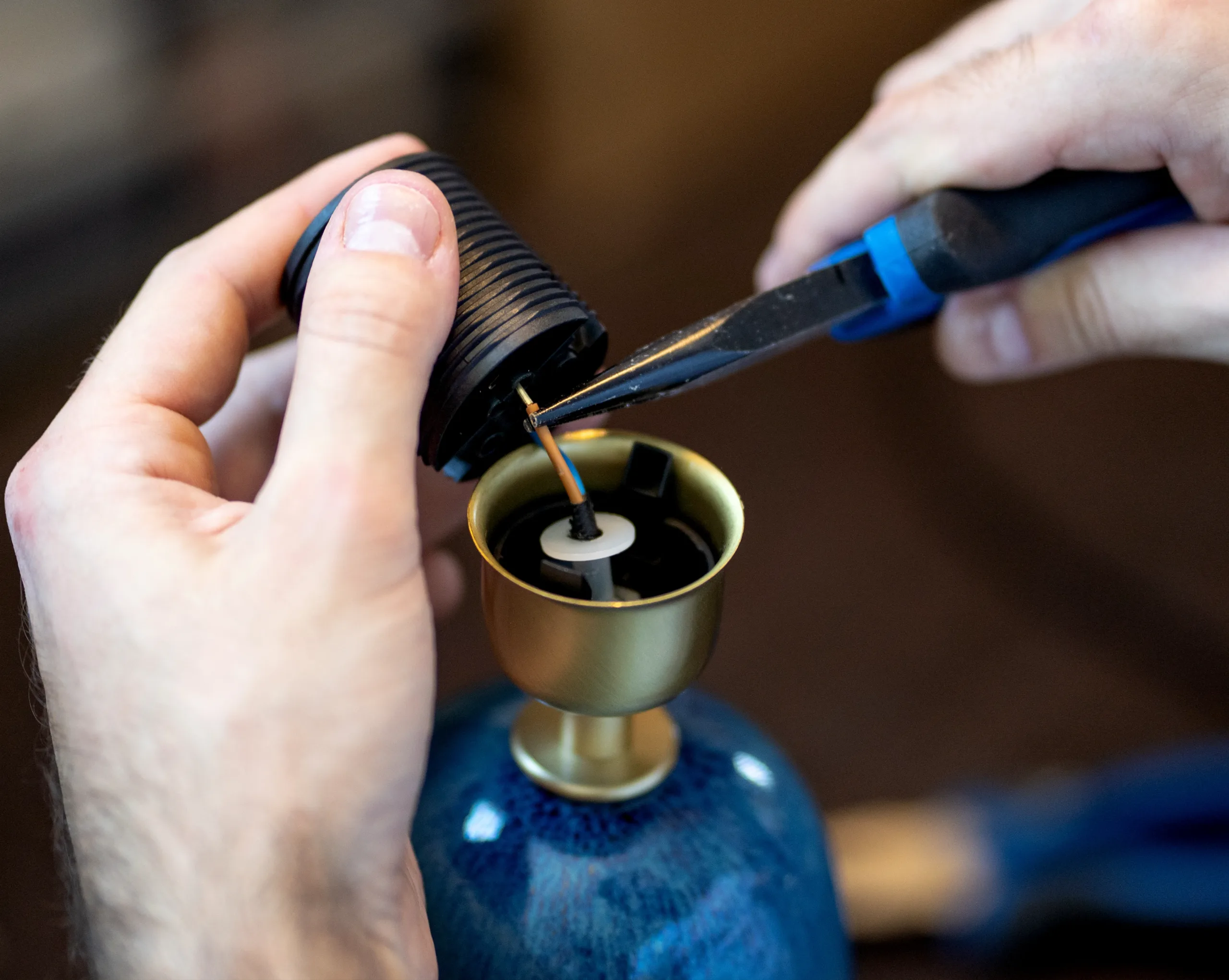 Montage électrique à la main – Fuko Montage électrique d’un luminaire artisanal avec précision et savoir-faire